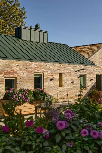 Grønne stålprofiler skaber rammen for familiekollektiv på landet, Ølbyvej 178, 4623 Lille Skensved